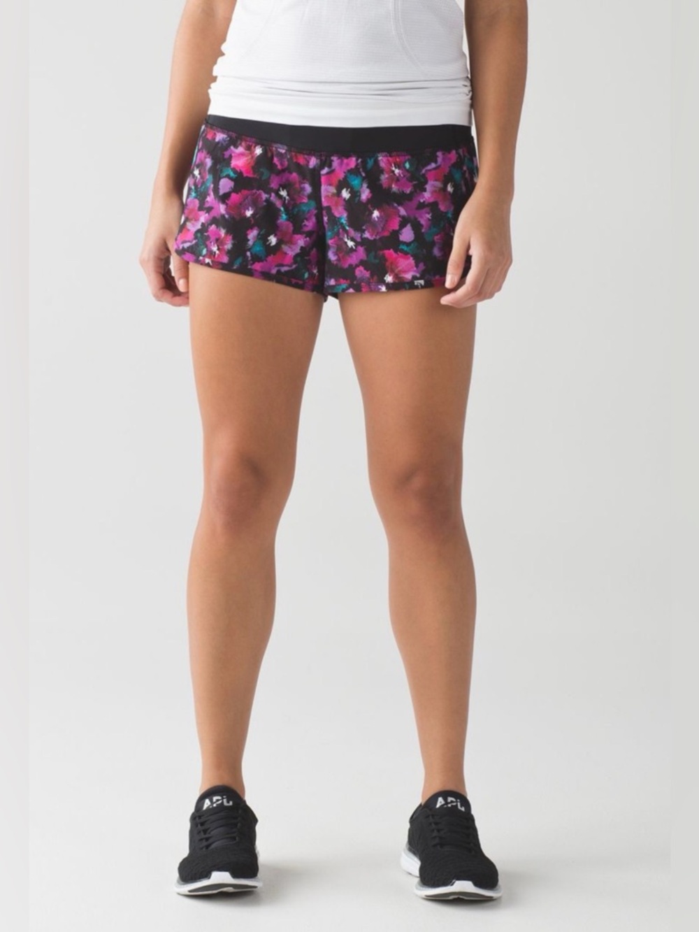Lululemon Speed Short
Size: 4
Mini Midnight Bloom Black Deep Fuschia / Black